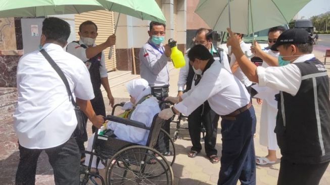 Sejumlah jamaah haji jalani wukuf duduk hingga berbaring karena sakit. Bahkan ada yang dari rumah sakit Arab Saudi. (Antara)