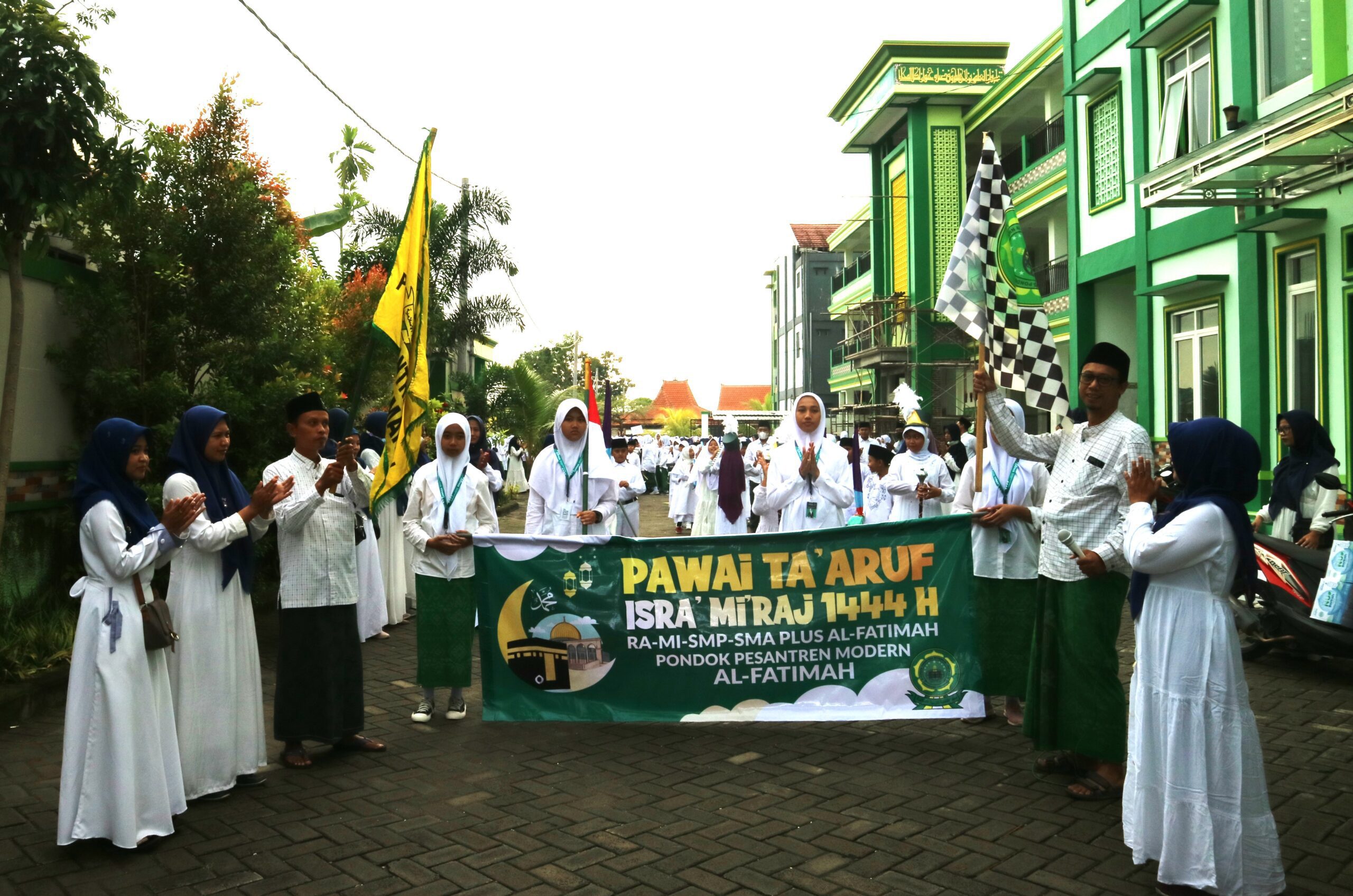 Ribuan Santri Ponpes Al-Fatimah Meriahkan Pawai Isra’ Mi’raj - Bacaan