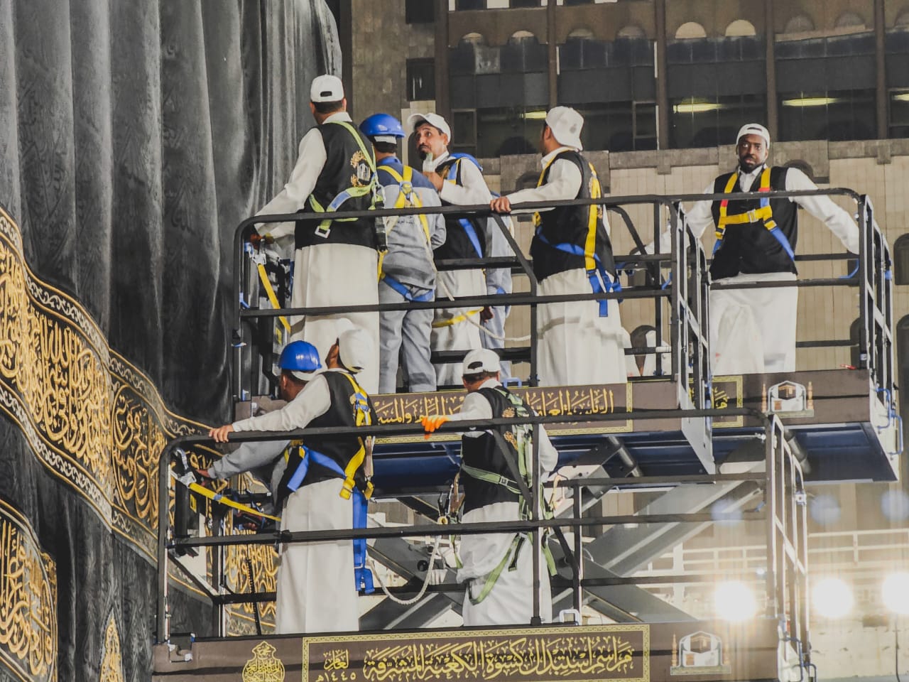 pergantian kain penutup (Kiswah) Ka'bah