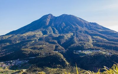 Mendaki Gunung Lawu Bisa Sekalian Ziarah