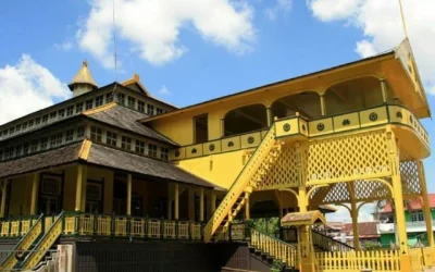 Bangunan-Keraton-Kadariah-Pontianak-Kalimantan-Barat-terbuat-dari-kayu-belian-dengan-dominasi-warna-kuning-FDLN-e1602738381985-640x480