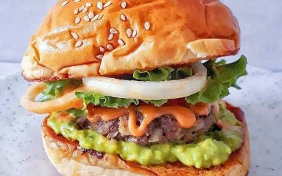 Mencicipi avocado burger (Foto : Instagram @merieprayatna)