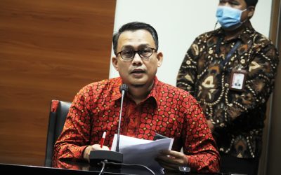 Jubir KPK Ali Fikri menyampaikan penahanan atas tersangka mantan Dirjen Holtikultura pada Kementerian Pertanian (2012) Hasanuddin Ibrahim (tengah) saat menggelar konferensi pers, di Gedung KPK Merah Putih, Jakarta, Jumat (20/5/2022). Hasanuddin Ibrahim yang ditetapkan sebagai tersangka sejak 2016, ditahan dalam kasus dugaan korupsi pengadaan Pupuk Hayati untuk pengendalaian Organisme Penggangu Tumbuhan (OPT) di Kementerian Pertanian Tahun 2013 yang diduga merugikan negera mencapai Rp12,9 miliar dari nilai proyek Rp18,6 miliar. Foto: Dery Ridwansah/ JawaPos.com