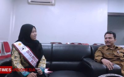 Shafa Aqila Ayuputri Rahfidytya saat berdialog bersama Kadispendik Gresik S Hariyanto (Foto: Akmal/TIMES Indonesia)