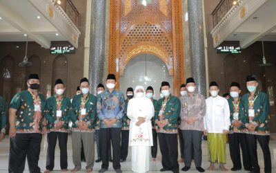 Gubernur Jatim Khofifah Indar Parawansa berpose di Masjid Arif Nurul Huda di Markas Polda Jatim di Surabaya, salah satu masjid yang meraih juara DMI Award 2022.