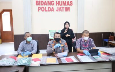 Polisi merilis penetapan tersangka Aminuddin Mahmud, Amir Khilafatul Muslimin Surabaya Raya, di Markas Polda Jatim di Surabaya.