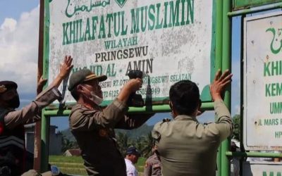 Ilustrasi petugas mencopot papan Khilafatul Muslimin Wilayah Pringsewu. (Foto: Detik.com)