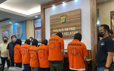 Polisi memperlihatkan para tersangka penistaan agama dalam kasus promo miras bertulisan 'Muhamma' dan 'Maria' Hollywings. (Foto: Detik.com)