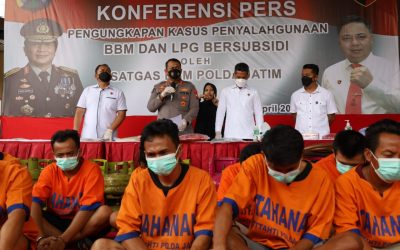 Polisi membeberkan tersangka dan barang bukti penyalahgunaan BBM dan elpiji bersubsidi di Markas Polda Jatim di Surabaya, Selasa (19/04/2022).