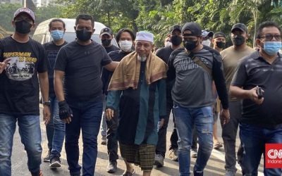 Abdul Qadir Hasan Baraja (tengah berpeci) saat ditangkap aparat kepolisian di Lampung, Selasa kemarin. (Foto: CNNIndonesia.com)