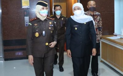 Gubernur Jatim Khofifah Indar Parawansa dan Kajati Jatim Mia Amiati.