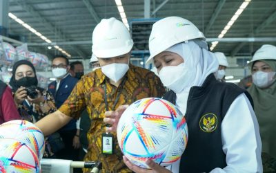 Gubernur Jatim Khofifah Indar Parawansa melepas ekspor bola yang resmi akan dipakai di ajang World Cup 2022 di Kabupaten Madiun.