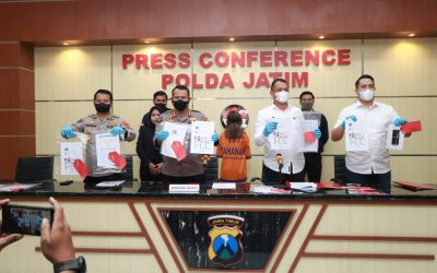 Polisi membeberkan tersangka dan barang bukti kasus arisan bodong di Markas Polda Jatim di Surabaya.