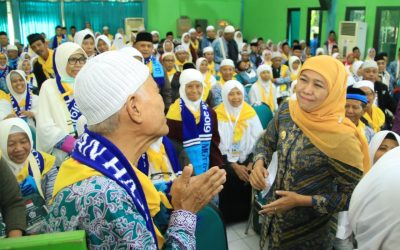 Gubernur Jatim Khofifah Indar Parawansa menyapa para calon jamaah haji di Asrama Haji Surabaya pada 2019 lalu. (Foto: Humas Pemprov Jatim)