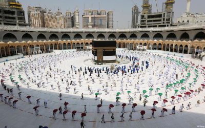 Ilustrasi jamaah umrah melaksanakan tawaf di Masjidil Haram, Mekkah, Arab Saudi. (Foto: DW)