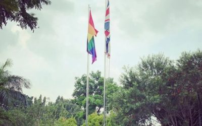 Bendera simbol LGBT (kiri) berkibar di kantor Kedubes Inggris di Jakarta. (Foto: viva.co.id)