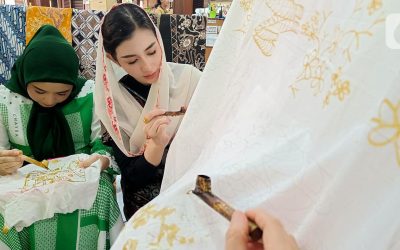 pengunjung belajar mencanting batik tulis pada pagelaran Merayu Trenggalek Fashion Day 2022