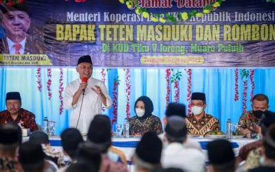 Menteri Koperasi dan UKM saat melakukan diskusi dengan KUD Tiku V Jorong dan petani kelapa sawit di Padang, Jumat (1/7). KemenkopUKM/dok