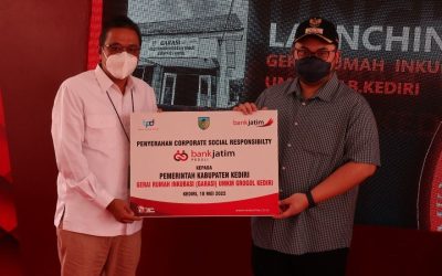 Penyerahan CSR bankjatim kepada UMKM Kabupaten Kediri yang diterima langsung oleh Bupati Kediri Hanindhito Himawan Pramana.