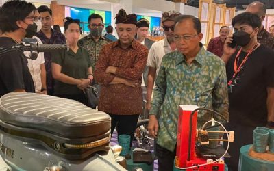 Menteri Teten Masduki mengunjungi acara Telkomsel Pasar Nusa Dua di Bali Collection, Kawasan ITDC Nusa Dua Bali, Jumat (6/5). (Dok. Humas KemenKopUKM