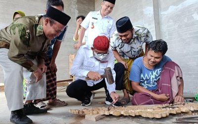 Bupati Sumenep Achmad Fauzi pada saat kunjungan kerja meninjau UMKM Seni Ukir di Kecamatan Pragaan /Sumenep News