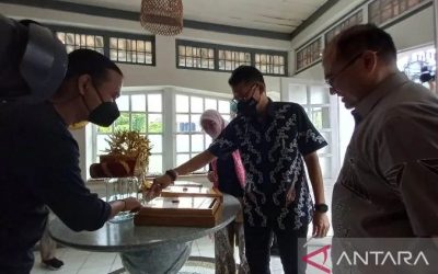 Menteri Pariwisata dan Ekonomi Kreatif Sandiaga Salahuddin Uno (tengah) saat meninjau produk UMKM di Ruang Kreatif Melati Provinsi Kepulauan Babel di Pangkalpinang, Rabu (20/4/2022). ANTARA/Aprionis (Aprionis)