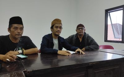 HARLAH LESBUMI: Sekretaris PW Lesbumi Jatim Achmad Muzakky (tengah) bersama Ketua PW Lesbumi Jatim Nonot Sukrasmono (kanan).
