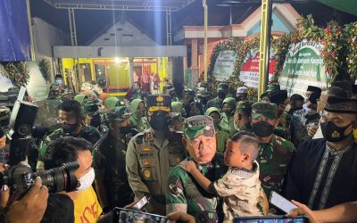 KSAD Jenderal TNI Dudung Abdurrachman di rumah almarhum Sertu Eka Andrianto Hasugian di Dusun Sawo, Desa Dungus, Kecamatan Sukodono, Kabupaten Sidoarjo. (Foto: Bidhumas Polda Jatim)