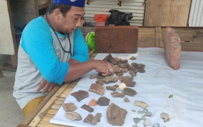 Krisna, warga Candi, Kabupaten Sidoarjo, yang mengaku menemukan benda diduga dari zaman kerajaan. (Foto: Detik.com)