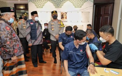 Ketua PWNU Jatim KH Marzuki Mustamar dan Kapolda Jatim Irjen Pol Nico Afinta menyaksikan vaksinasi Booster di kantor NU Jatim, Kamis kemarin.