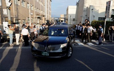 Iring-iringan mobil yang mengangkut jenazah mantan Perdana Menteri Jepang Shinzo Abe, meninggalkan Rumah Sakit Universitas Medis Nara, di Kashihara, Prefektur Nara, Jepang, Jumat (9/7/2022). Foto: Issei Kato/REUTERS