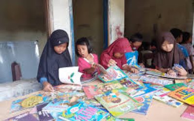 Ilustrasi siswa membaca buku selama 15 menit untuk menumbuhkan minat baca. /Denise Asria/Kabar Banten