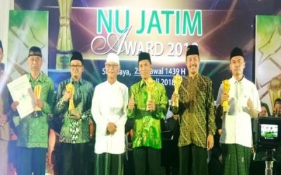 Penyerahan PWNU Jatim Award bidang Pendidikan tahun 2019 (Dok. SMA NU 1 Gresik)