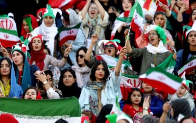 Ratusan perempuan di Iran menonton sepak bola di stadion setelah puluhan tahun dilarang. (Foto: Tagar.id)