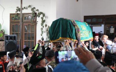 Ribuan santri Pondok Pesantren Bahrul Ulum Tambakberas mengantarkan jenazah Kiai Nashir menuju kompleks makam Bani Fattah