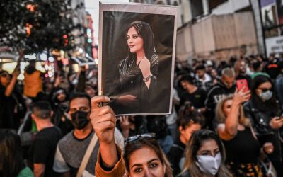 Aksi protes atas kematian Mahsa Amini yang memakan korban 35 orang tewas di Iran. (Foto: Kumparan.com)