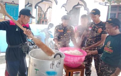 Banser Bantu Dapur Umum untuk Korban Banjir Tasikmadu (dok. Soeara NU Trenggalek)