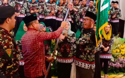 Penyerahan Pataka HPN Jatim dari Ketua HPN Pusat, Dede Supriyadi Arief kepada Ketua DPW HPN Jatim, Syamsul Arief.