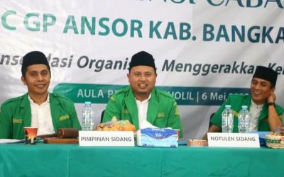 Musaffa' Safril, Wakil Ketua PW GP Ansor (kanan) selaku pimpinan sidang, H. Zainal Arifin Zuber (tengah), Ketua PC GP Ansor Kabupaten Bangkalan terpilih, Syafiuddin (notulen). (Dok/Istimewa).