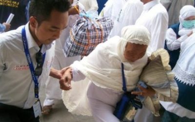 Siwi Tri Puji/Republika
seorang petugas haji PPIH 2009 membantu jamaah yang baru tiba dari Madinah. Ilustrasi