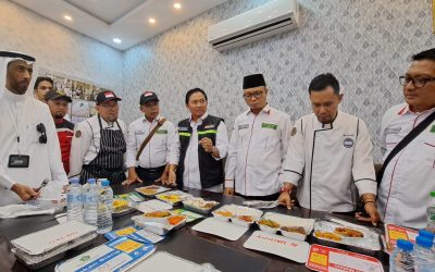 Petugas mencoba katering untuk jamaah haji (Dok. Kemenag RI)