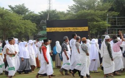 Jamaah calon haji mengikuti manasik haji di Alun-alun Situbondo, Jawa Timur, Senin (12/6/2023). (ANTARA/Novi Husdinariyanto)