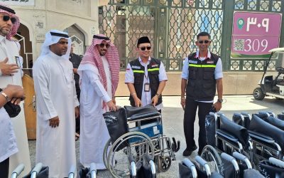 Penyerahan bantuan kursi roda dari pengurus Masjid Nabawi ke Daker Madinah