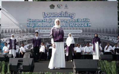 Kemenag memperkenalkan batik haji Indonesia terbaru, saat launching Senam Haji Indonesia di Asrama Haji Pondok Gede, Jakarta, Minggu (28/4/2024).
