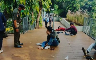 Satpol PP DKI Jakarta membangunkan remaja Citayam Fashion Week yang tertidur di jalur pedestrian kawasan Dukuh Atas (Foto: Instagram @satpolpp.dki)