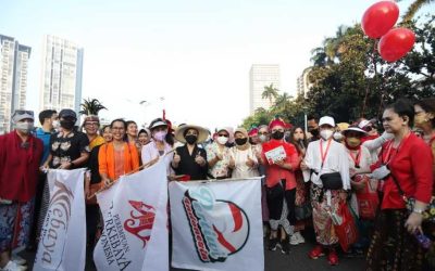 Pembukaan jalan santai perempuan berkebaya di Jakarta, Minggu, 19 Juni  2022. (Foto: Antara)