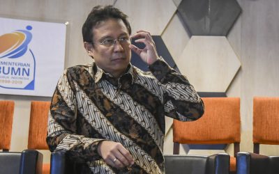 Wakil Menteri BUMN Budi Gunadi Sadikin (kiri) bersama Direktur Utama PT Pertamina (Persero) Nicke Widyawati (kanan) memberikan keterangan pers usai melakukan pertemuan tertutup dengan Menteri BUMN di Kementerian BUMN, Jakarta, Kamis (12/12/2019). Pertemuan tersebut untuk membahas strategi Pertamina ke depan. ANTARA FOTO/Galih Pradipta/aww.